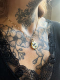 Collier à motif lune en porcelaine blanche avec des touches d'or fait main 