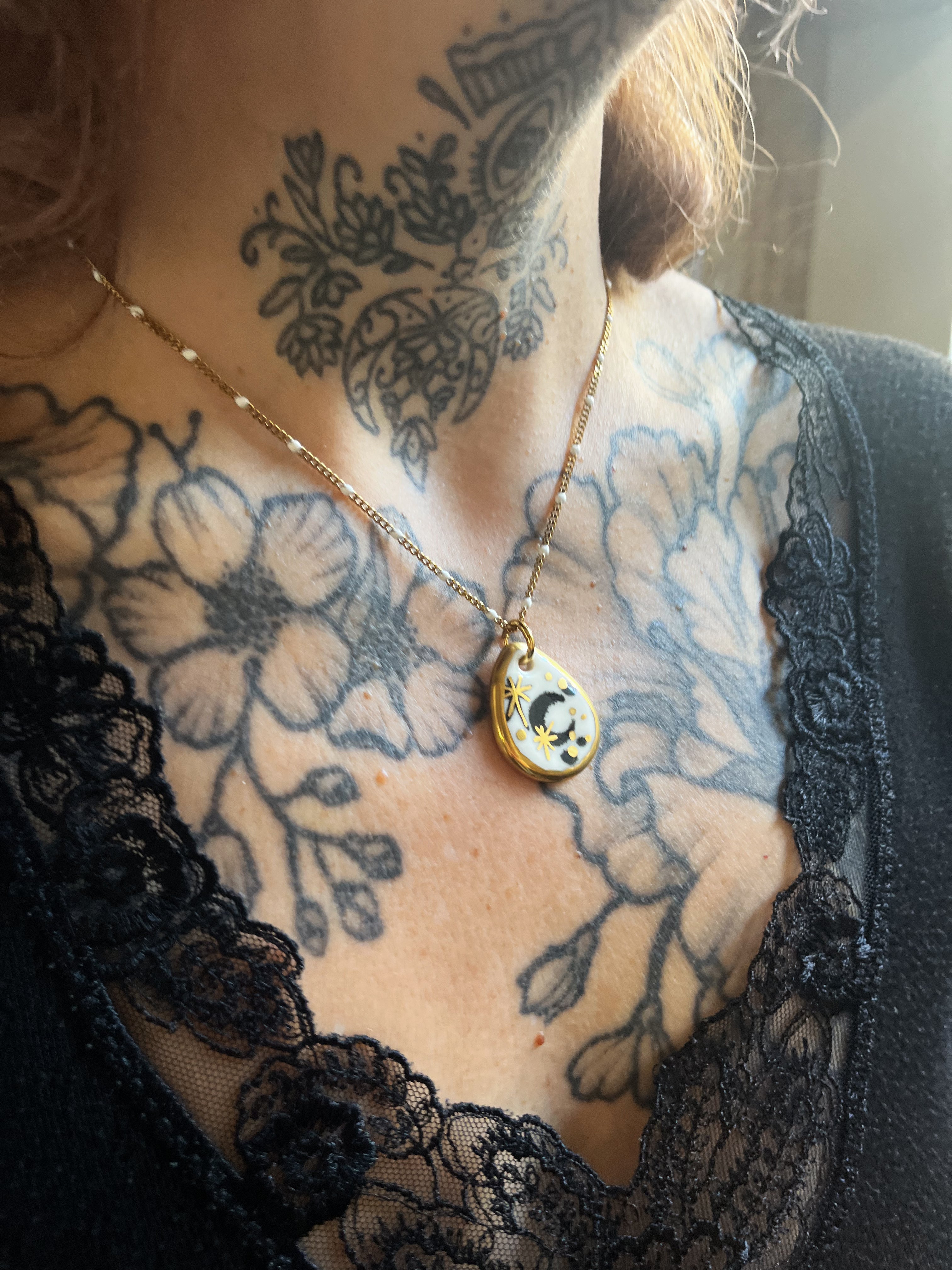 Collier à motif lune en porcelaine blanche avec des touches d'or fait main 