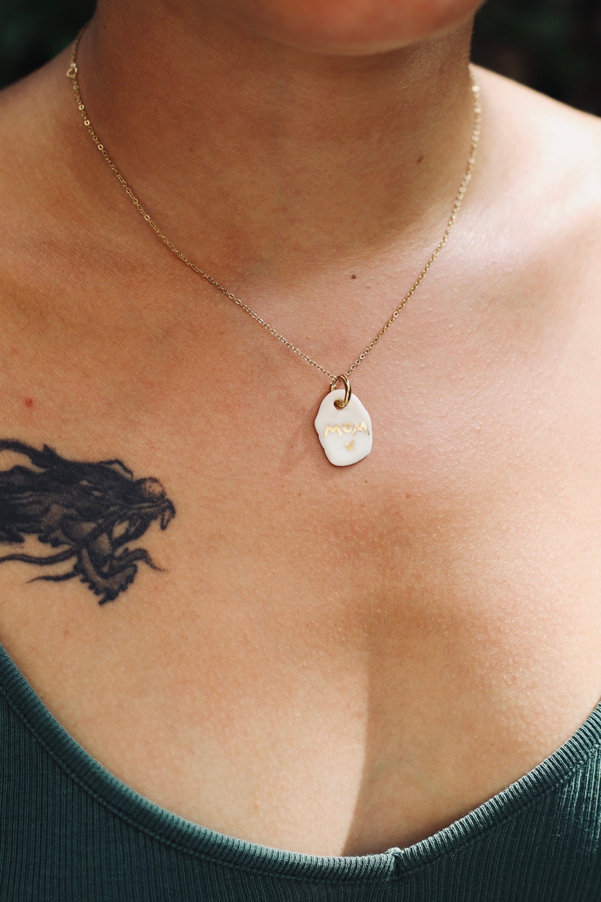 Pendentif mom en porcelaine fait à la main avec des détails en or liquide 