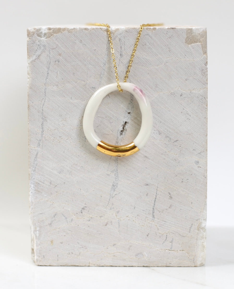 Collier épuré et intemporel en porcelaine blanche, forme créole et or 