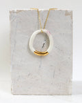 Collier épuré et intemporel en porcelaine blanche, forme créole et or 