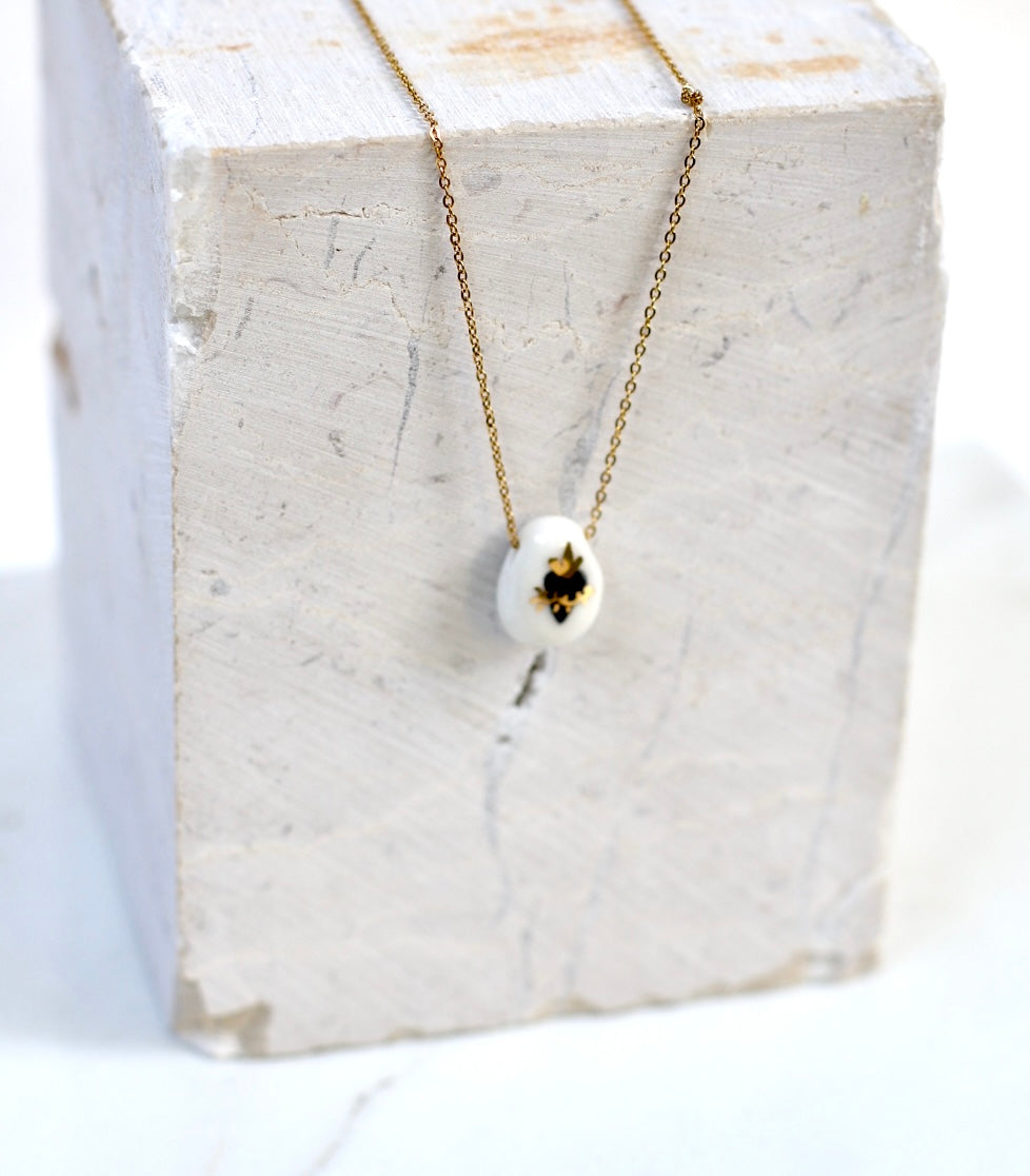collier en porcelaine avec un motif sacré coeur peint à la main avec des détails à l'or liquide 