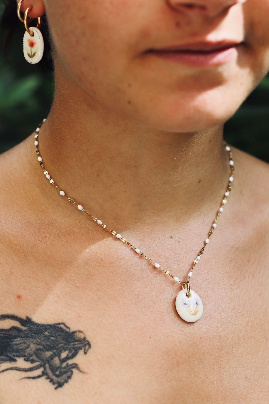 collier avec un pendentif en porcelaine blanc à motif floral peint à la main avec une chaîne perlée 