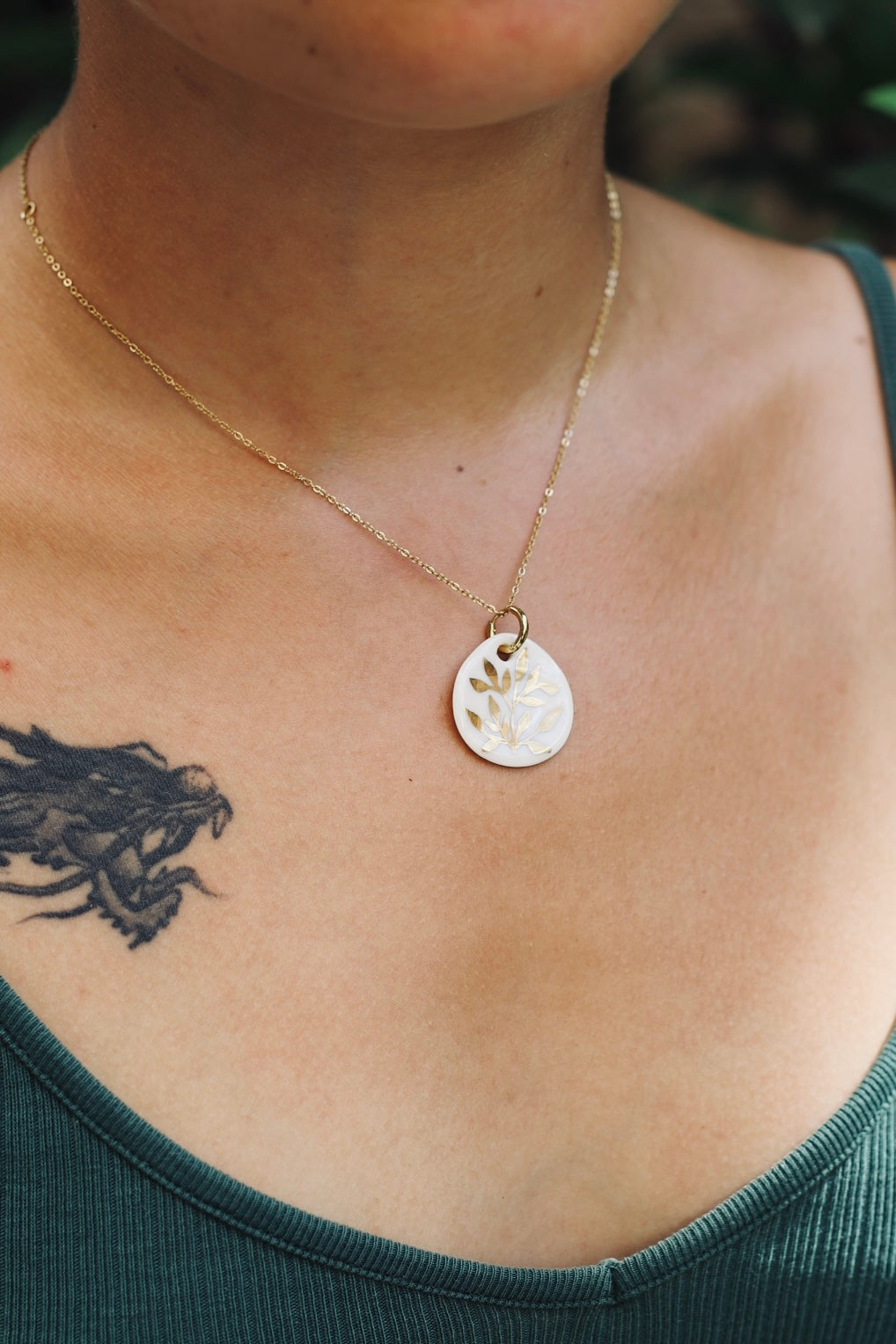 Collier en porcelaine fait à la main avec un beau motif floral peint à l'or liquide 