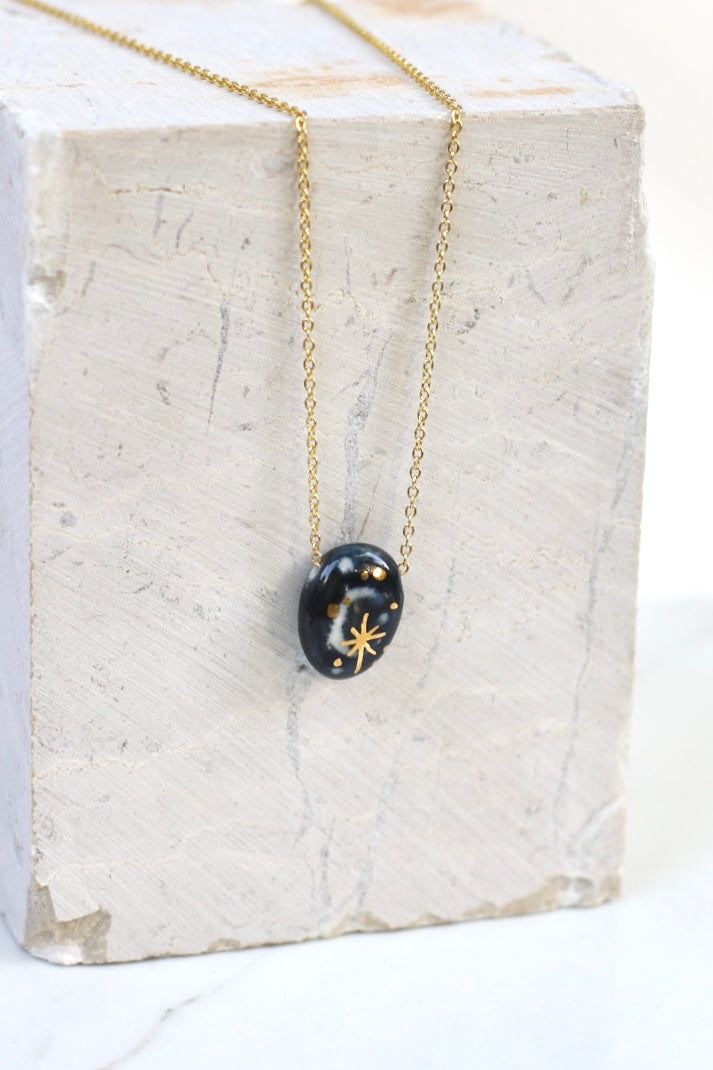 Collier en porcelaine à motif Lune peint à la main avec une étoile et des détails peints à l'or liquide 