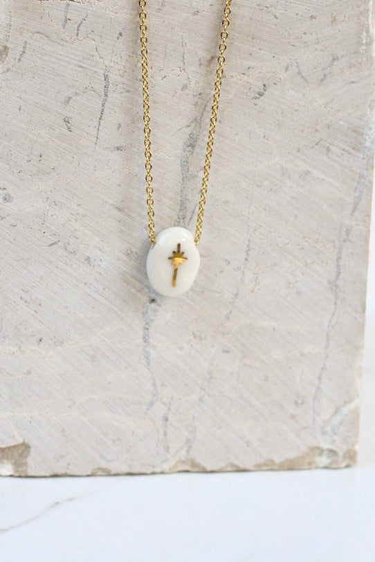 Collier en porcelaine avec l'étoile du nord peint peint à la main dessus en or liquide 
