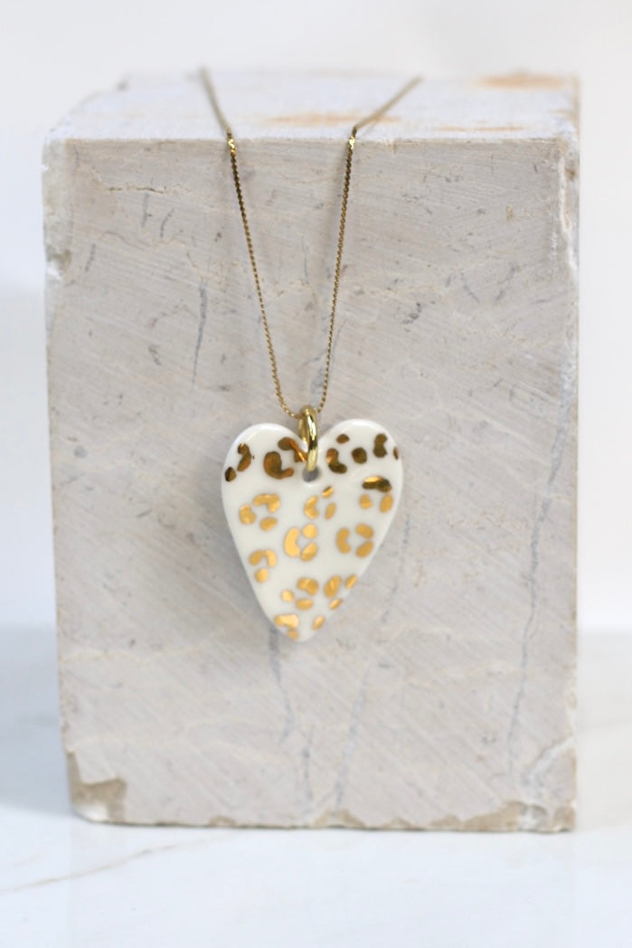 collier grand cœur léopard en porcelaine blanche et or fait main 