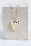 collier grand cœur léopard en porcelaine blanche et or fait main 