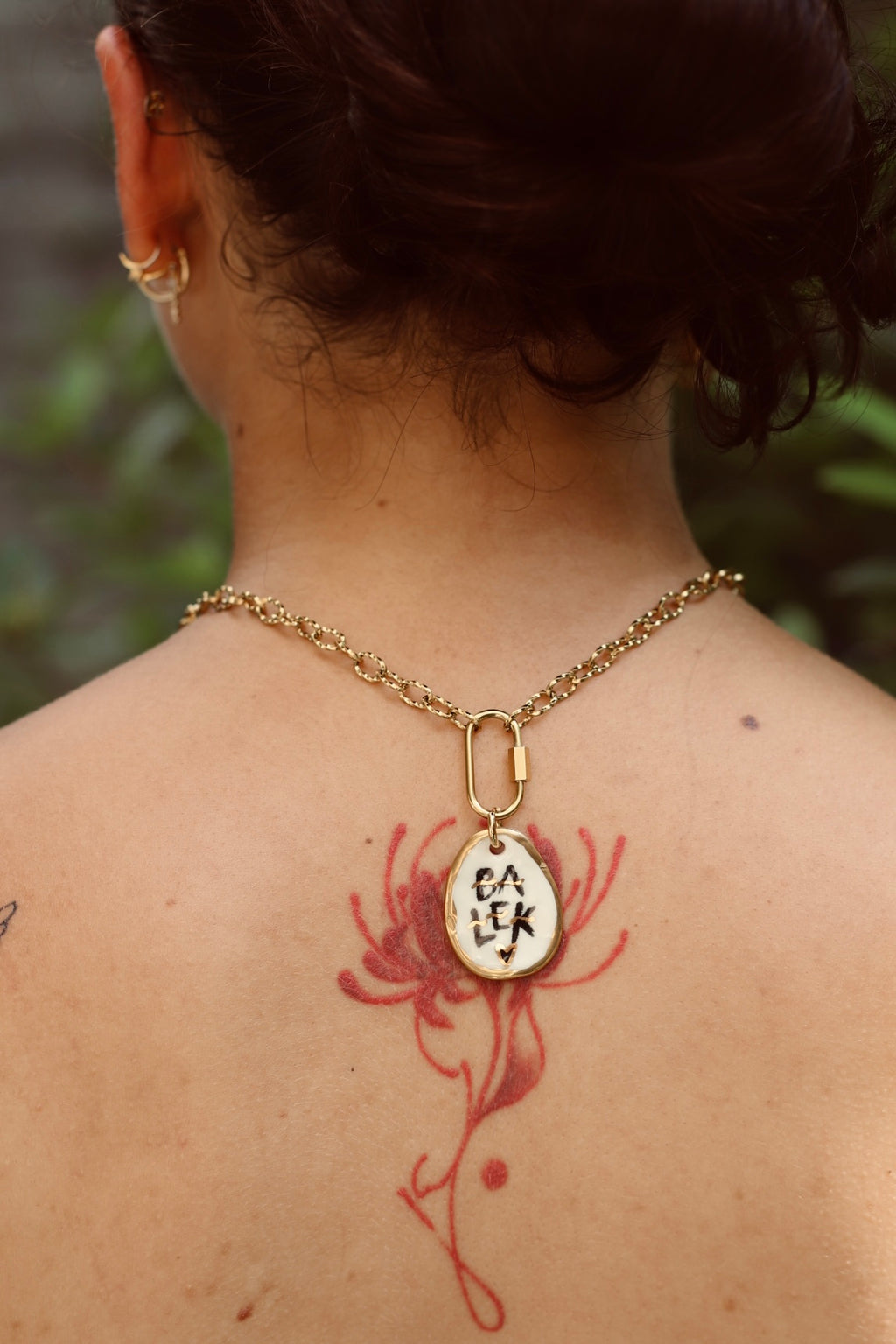 Collier à grosse chaîne avec un médaillon en porcelaine fabriqué à la main avec le mot BALEK peint à la main avec de détails à l'or liquide