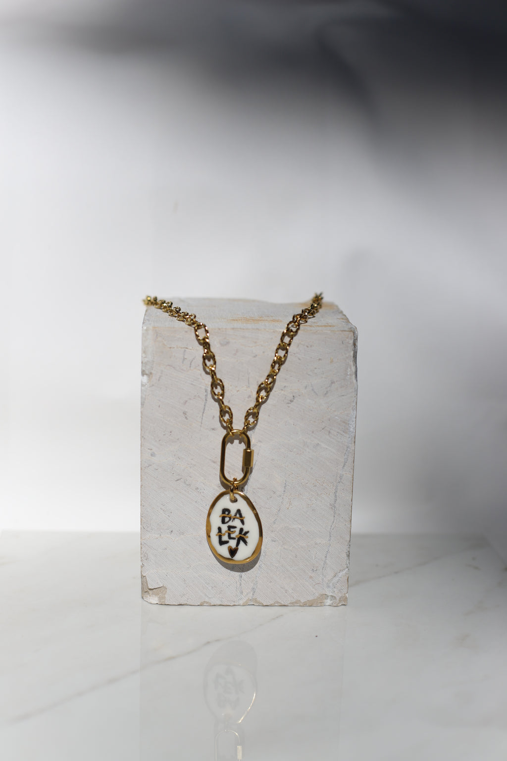 collier à grosse chaîne en or avec un pendentif fait en porcelaine véritable avec une inscription BALEk peint à la main avec des détails à l'or 