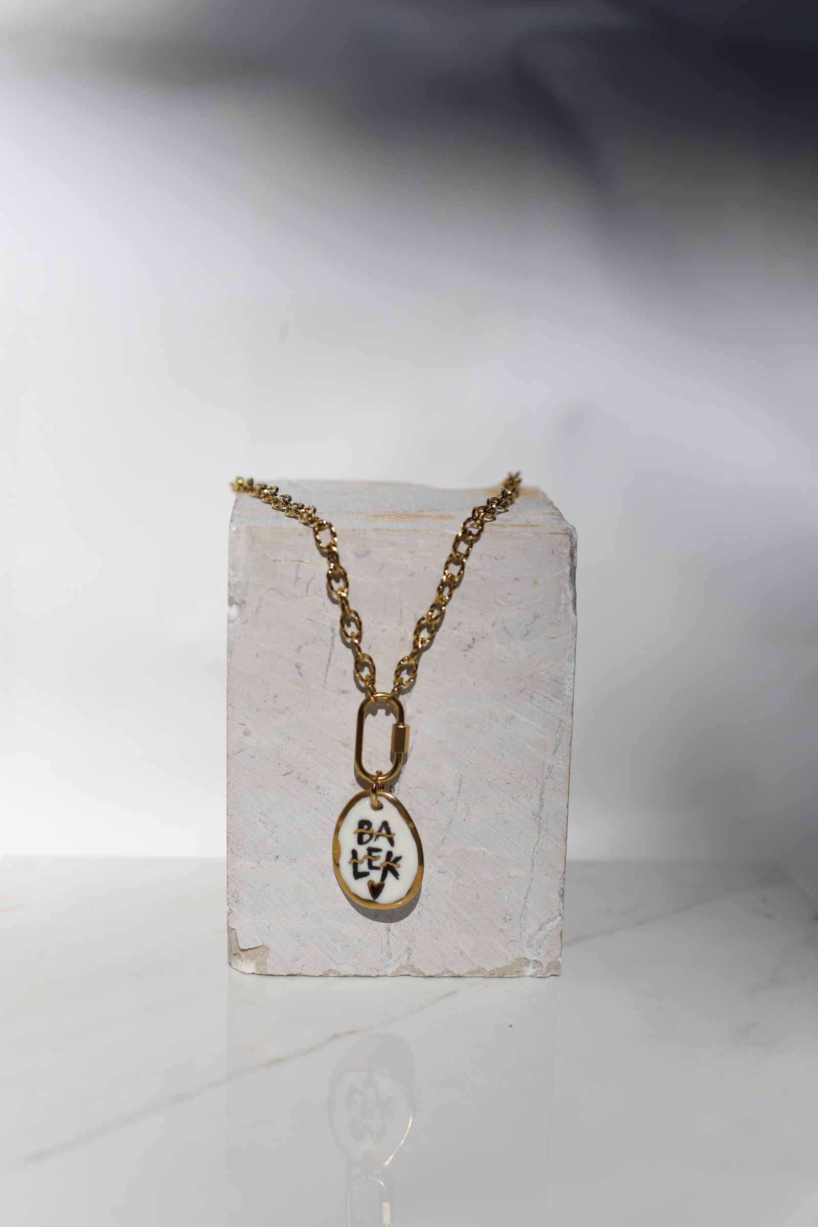 collier à grosse chaîne en or avec un pendentif fait en porcelaine véritable avec une inscription BALEk peint à la main avec des détails à l'or 