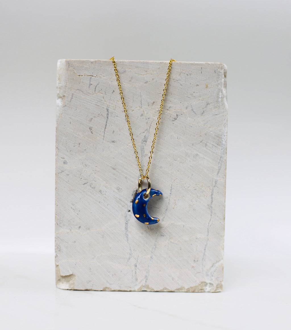 collier  à pendentif Lune bleutée  en porcelaine. Pendentif peint à la main avec des étoiles dorées scintillantes. Peint à la main 