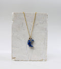 collier  à pendentif Lune bleutée  en porcelaine. Pendentif peint à la main avec des étoiles dorées scintillantes. Peint à la main 
