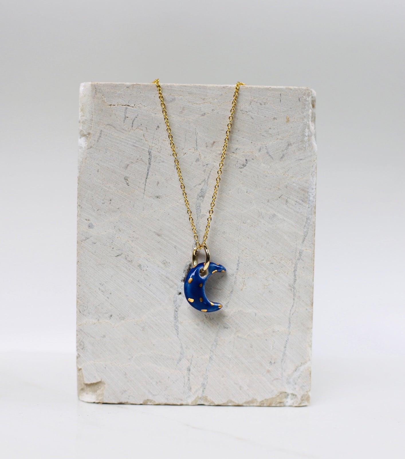 collier  à pendentif Lune bleutée  en porcelaine. Pendentif peint à la main avec des étoiles dorées scintillantes. Peint à la main 