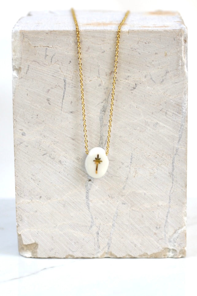 collier avec un pendentif en porcelaine avec une étoile du nord peinte à la main l'or fin étincelant