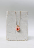collier à motif fraise en porcelaine rose avec de petit détails dorés sur les bords peint à la main. 