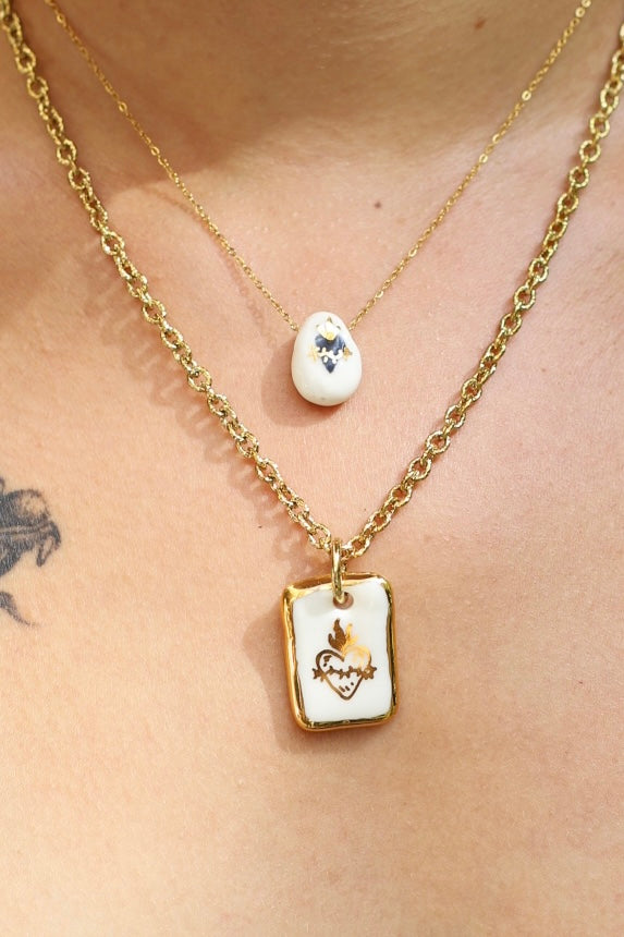 collier en. acier inoxydable avec un motif coeur ex-vot en porcelaine fait à la main 