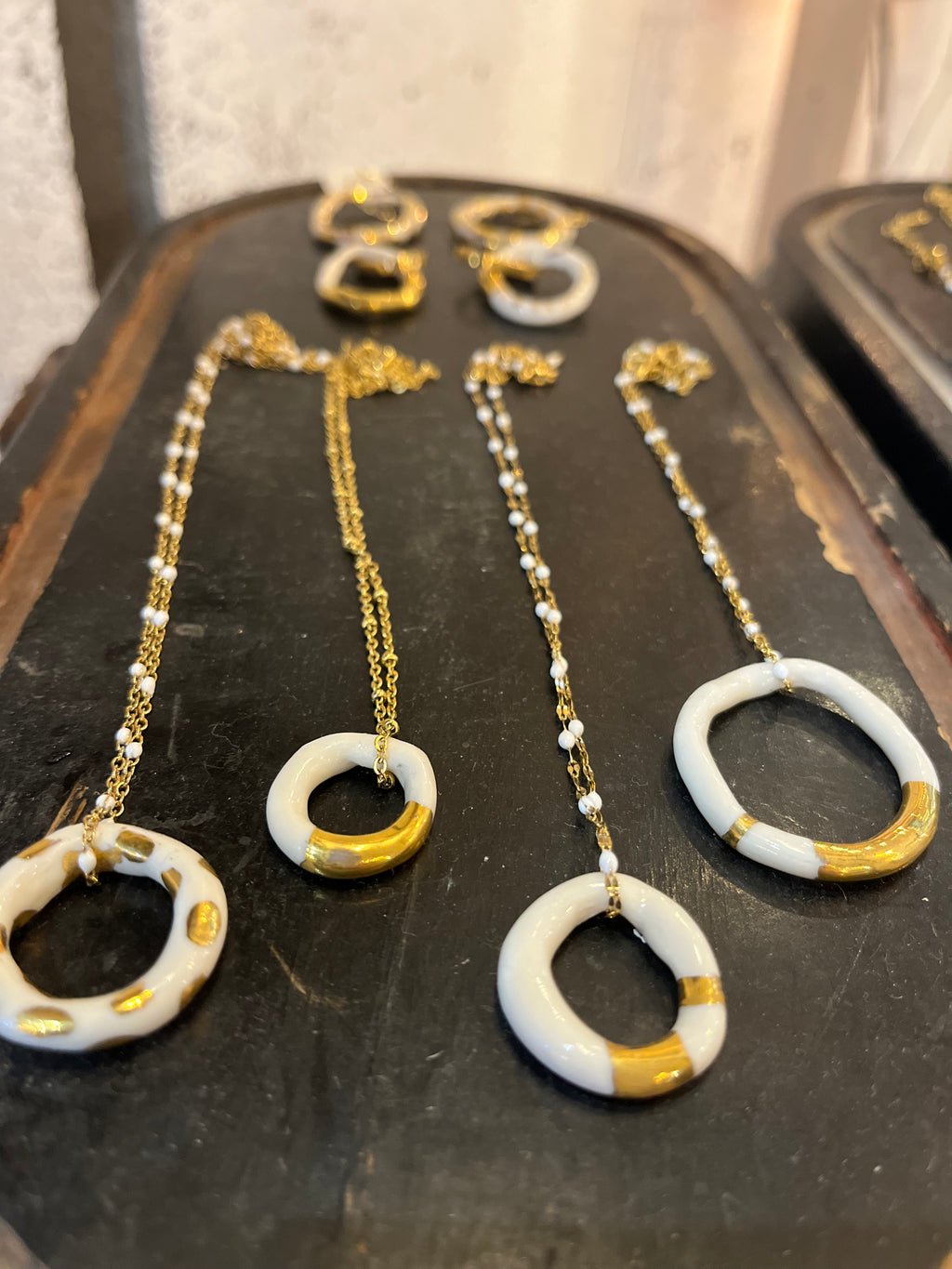 Grand collier rond taché d'or en forme créoles. Collier fait main à Lyon par une créatrice