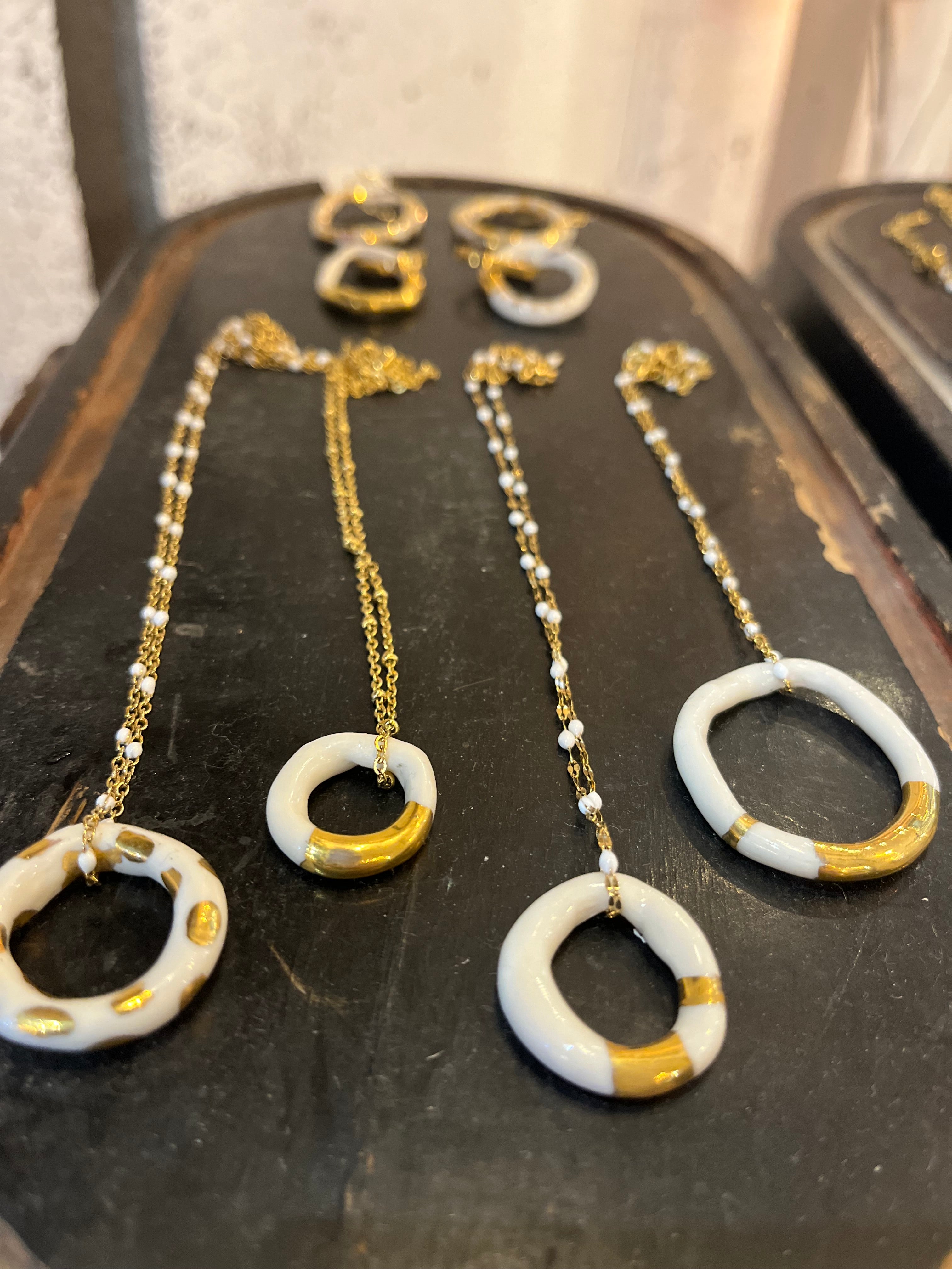Grand collier rond taché d'or en forme créoles. Collier fait main à Lyon par une créatrice