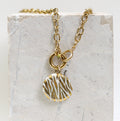 Collier en acier inoxydable avec un pendentif zébré, fait à la main en porcelaine et peint avec de l'or liquide.
Chaîne gros maillons mode 