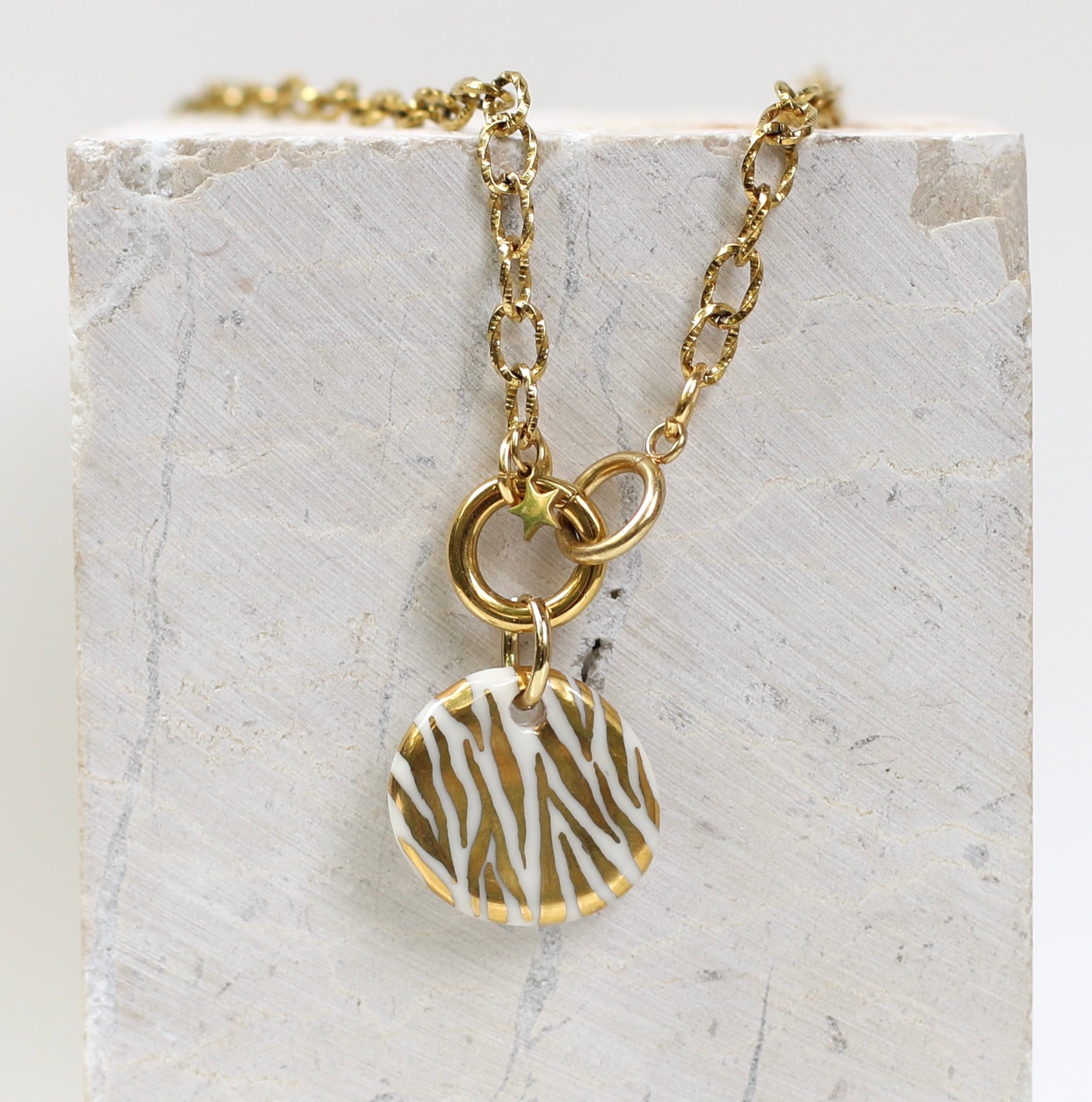 Collier en acier inoxydable avec un pendentif zébré, fait à la main en porcelaine et peint avec de l'or liquide.
Chaîne gros maillons mode 