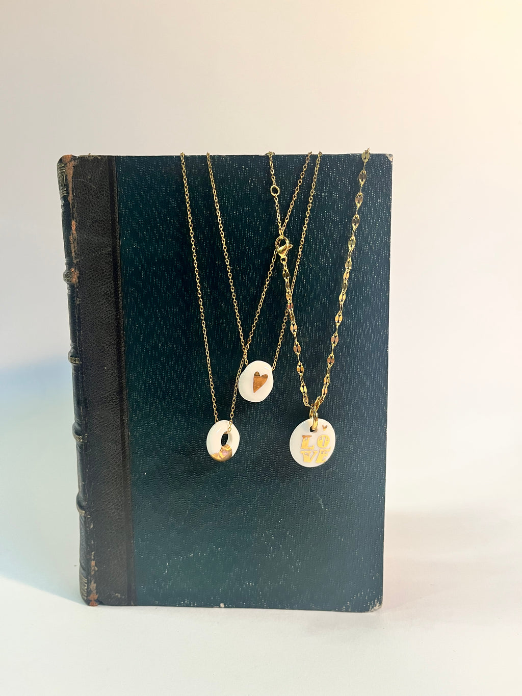 Petits colliers en porcelaine créateur fait main 