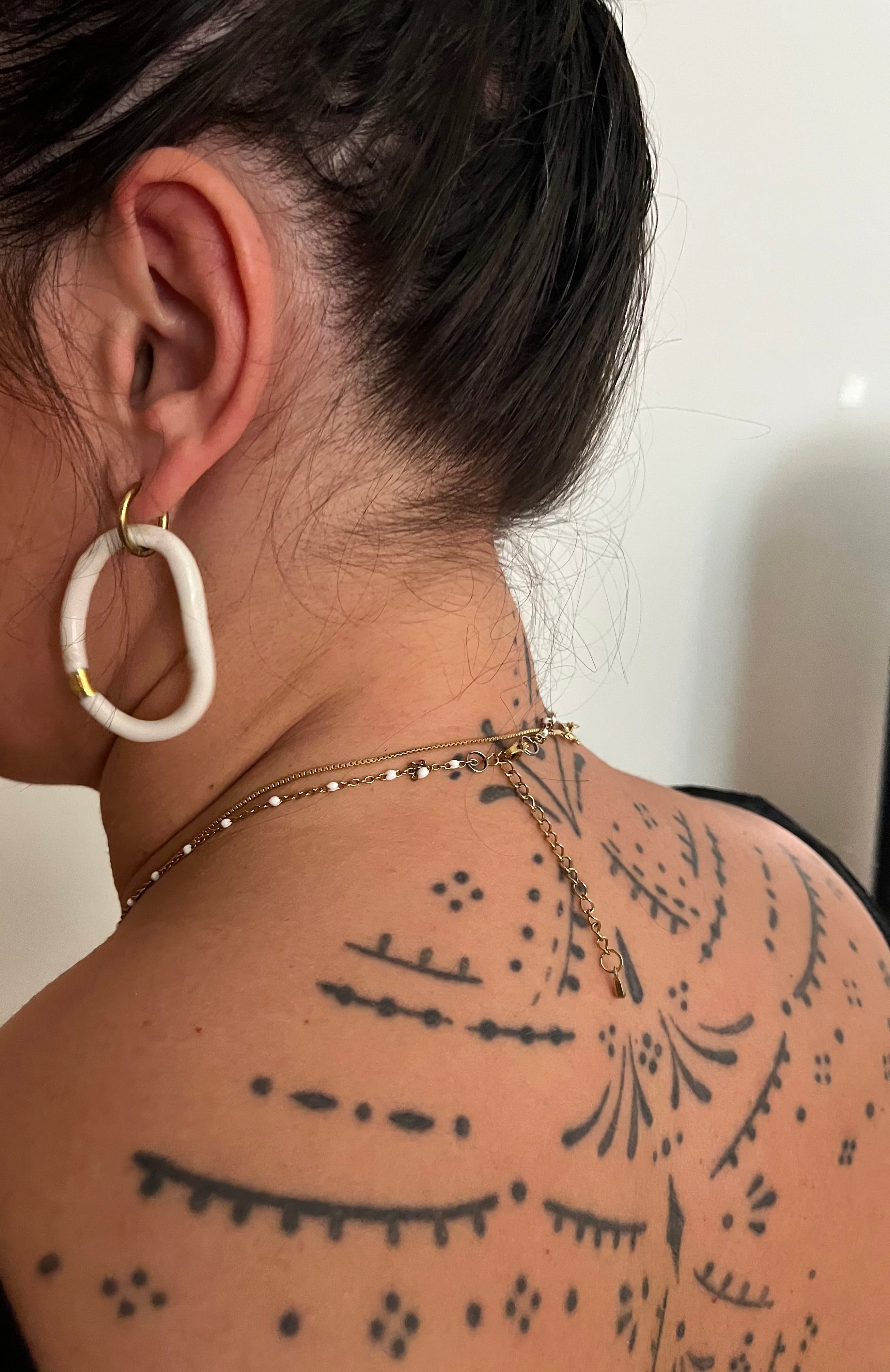 Belles boucle d'oreille créoles faites en porcelaines par une créatrice française à la main. 