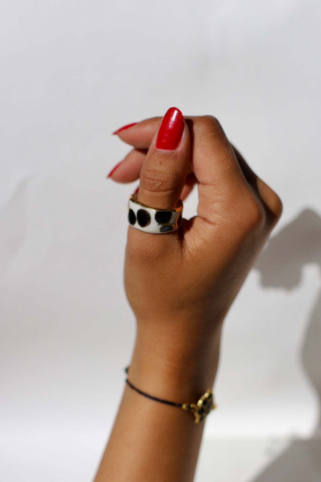 Bague en porcelaine à motifs pois noirs et or taille fr 61 
