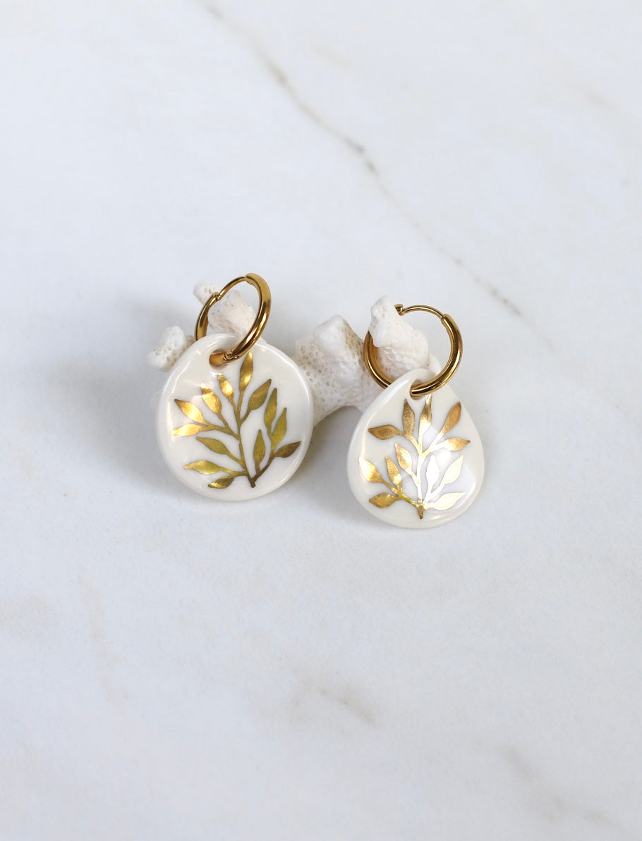 Grande boucle d'oreille en porcelaine à motif floral en or 
