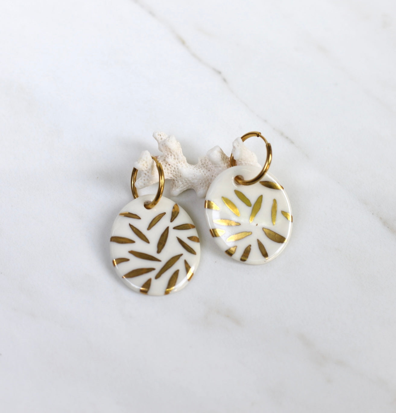 Grande boucle d'oreille à la décoration florale en porcelaine avec de l'or