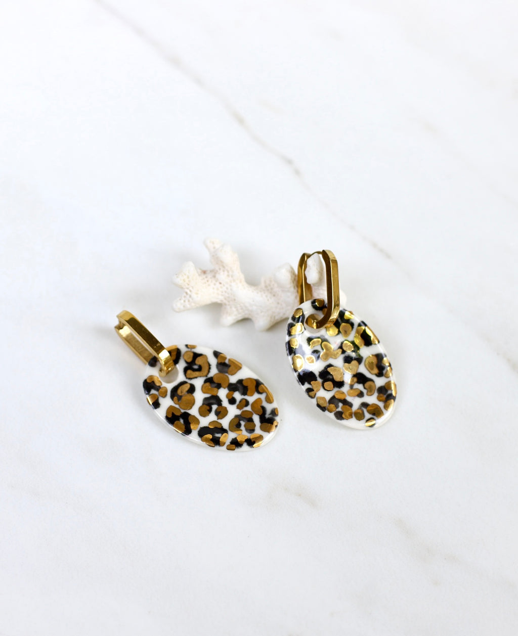Grandes boucles d'oreille à motif léopard
en porcelaine