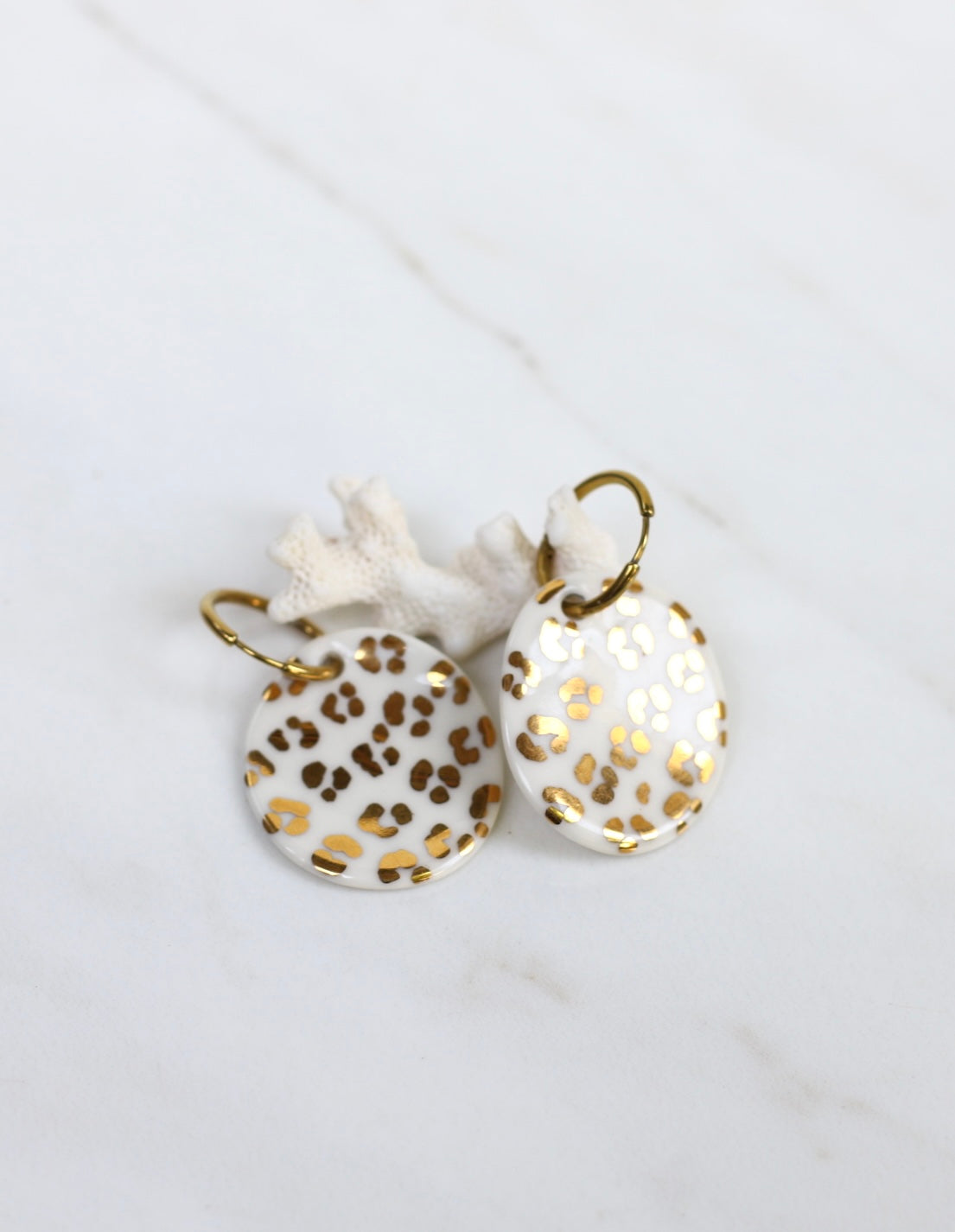 Grandes créoles en porcelaine faites mains à motifs léopards avec de l'or 