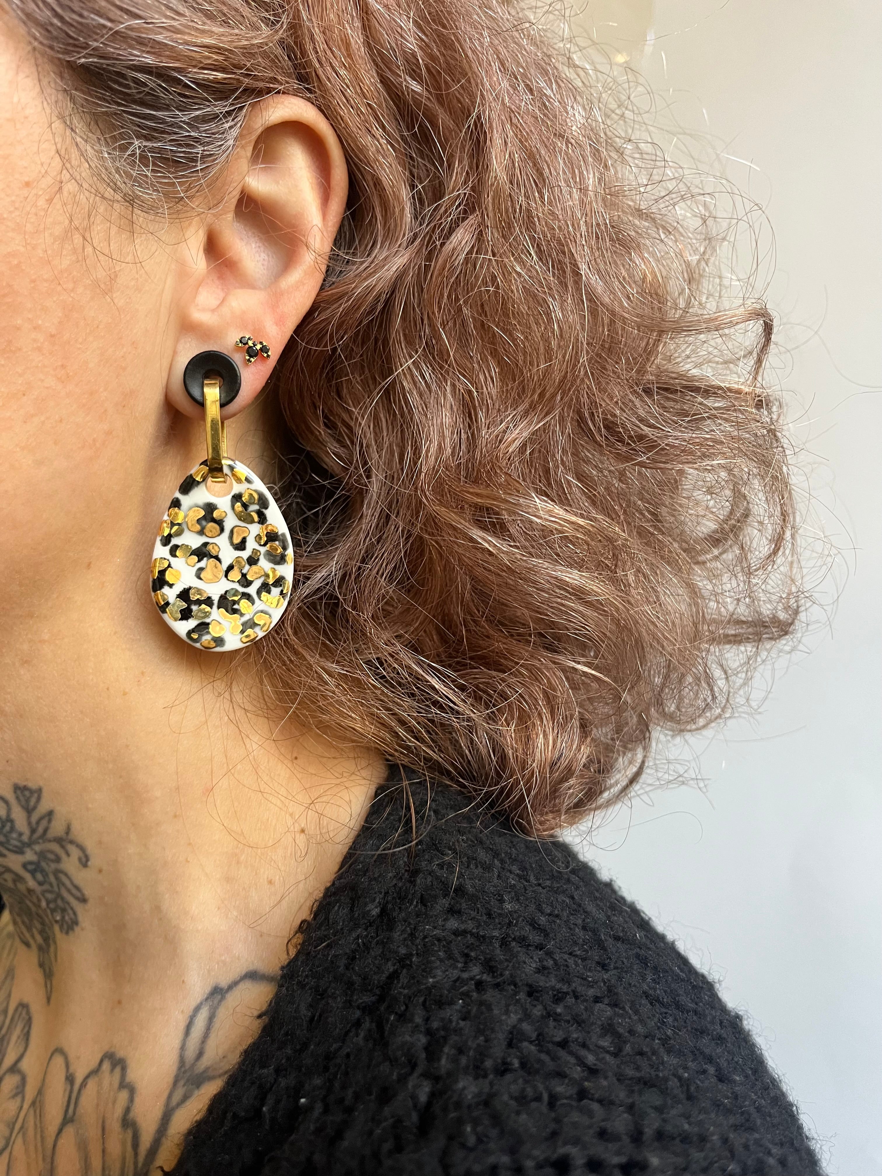 Boucles d'oreilles fait main en porcelaine avec motif léopards et taches d'or 