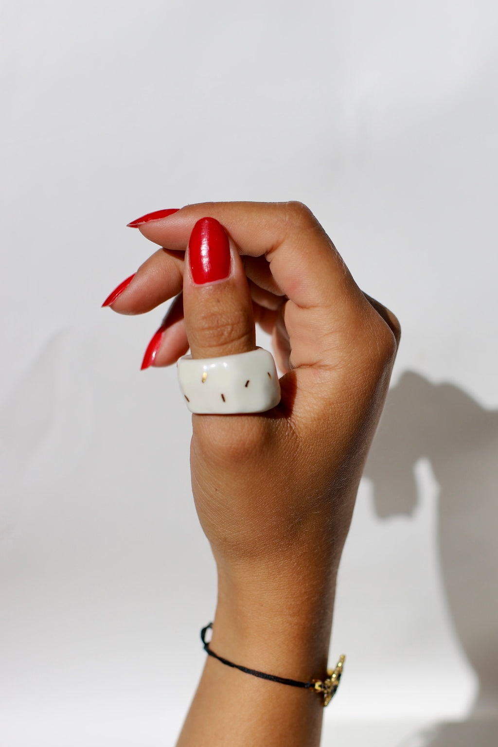Grosse bague à motif confettis en porcelaine et or taille 59 FR 