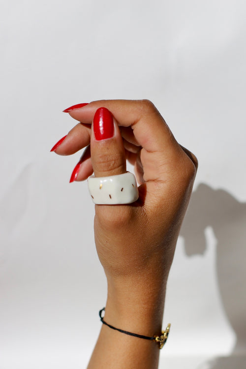 Grosse bague à motif confettis en porcelaine et or taille 59 FR 