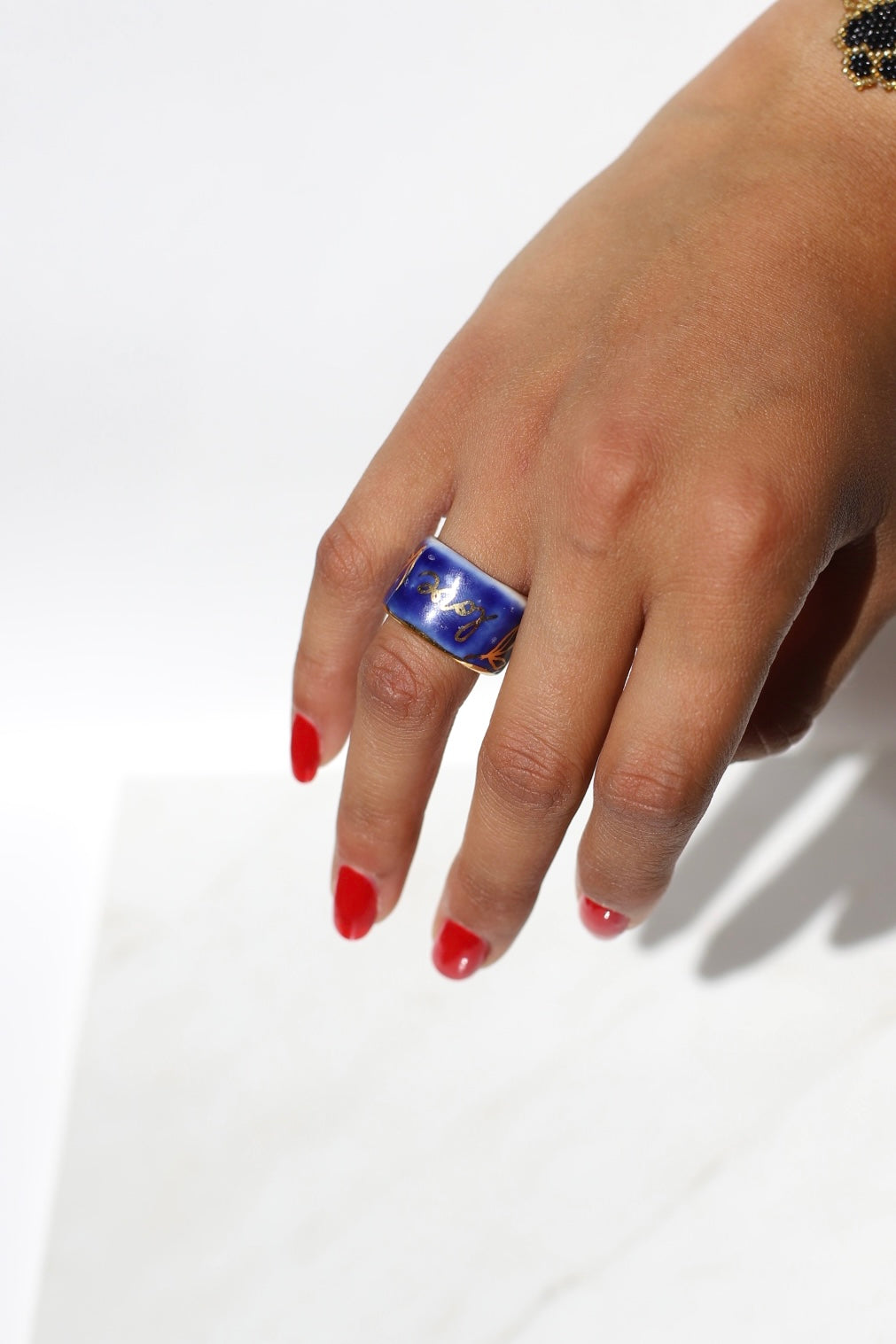 bague en porcelaine bleu nuit émaillée en taille 51FR. Avec de liserés en or brillant Inscription "love" écrit en lettres d'or, entouré de détails floraux, peints à la main.