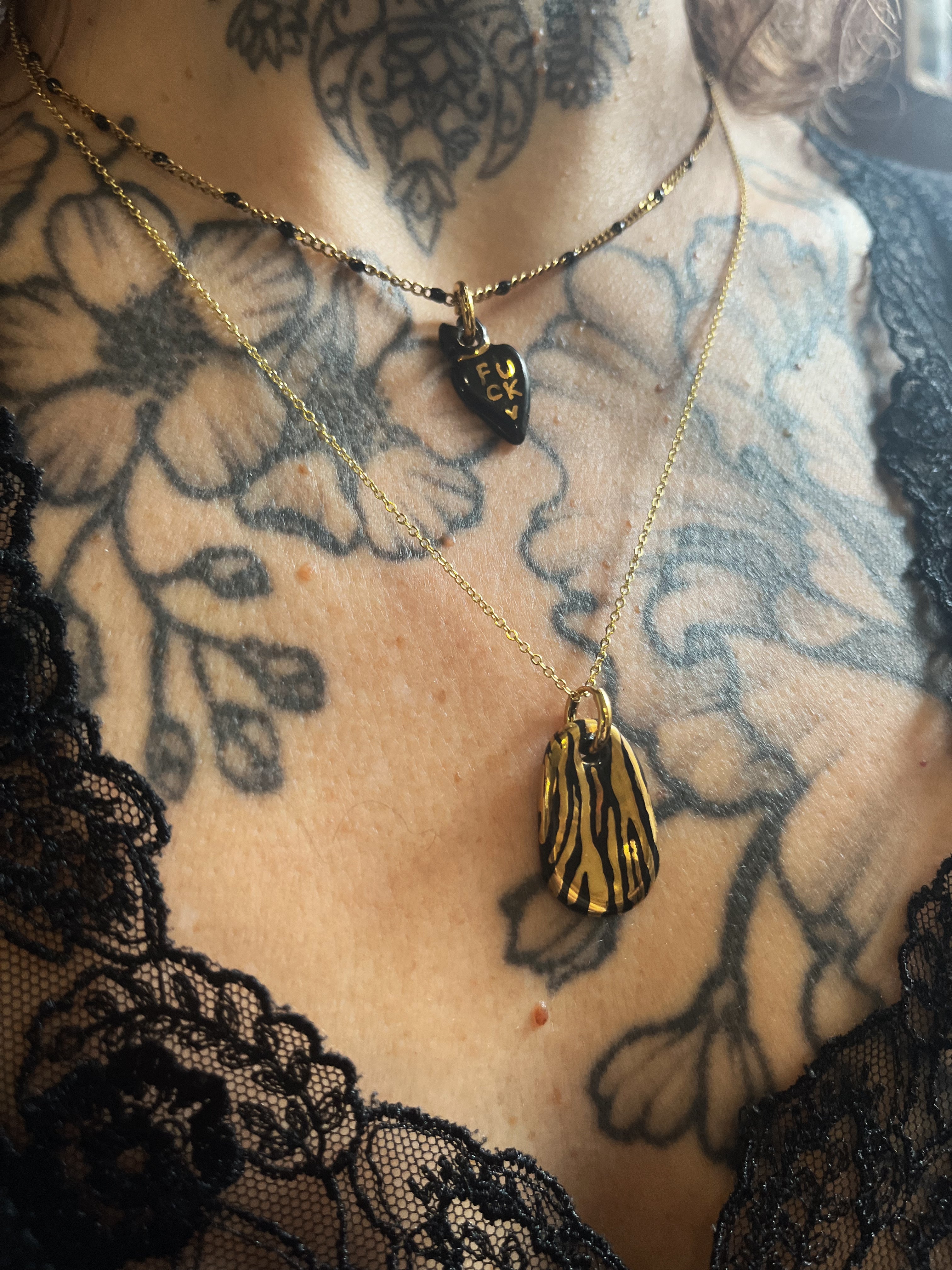 Collier ex-voto en porcelaine - pendentif noir et or - FUCK