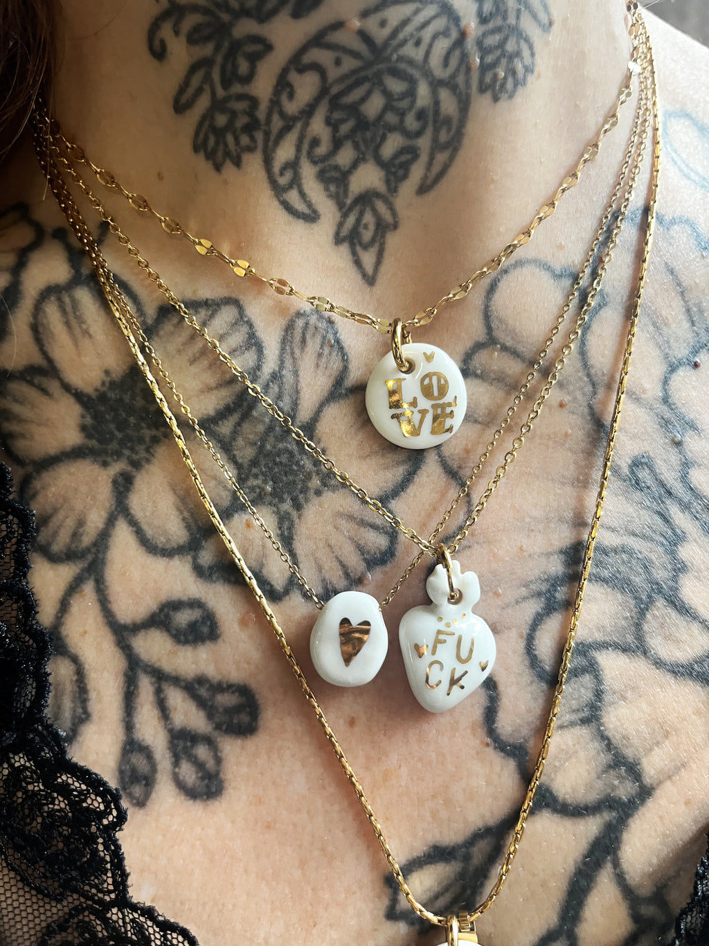 Collier couleur or avec un motif coeur en or en porcelaine 