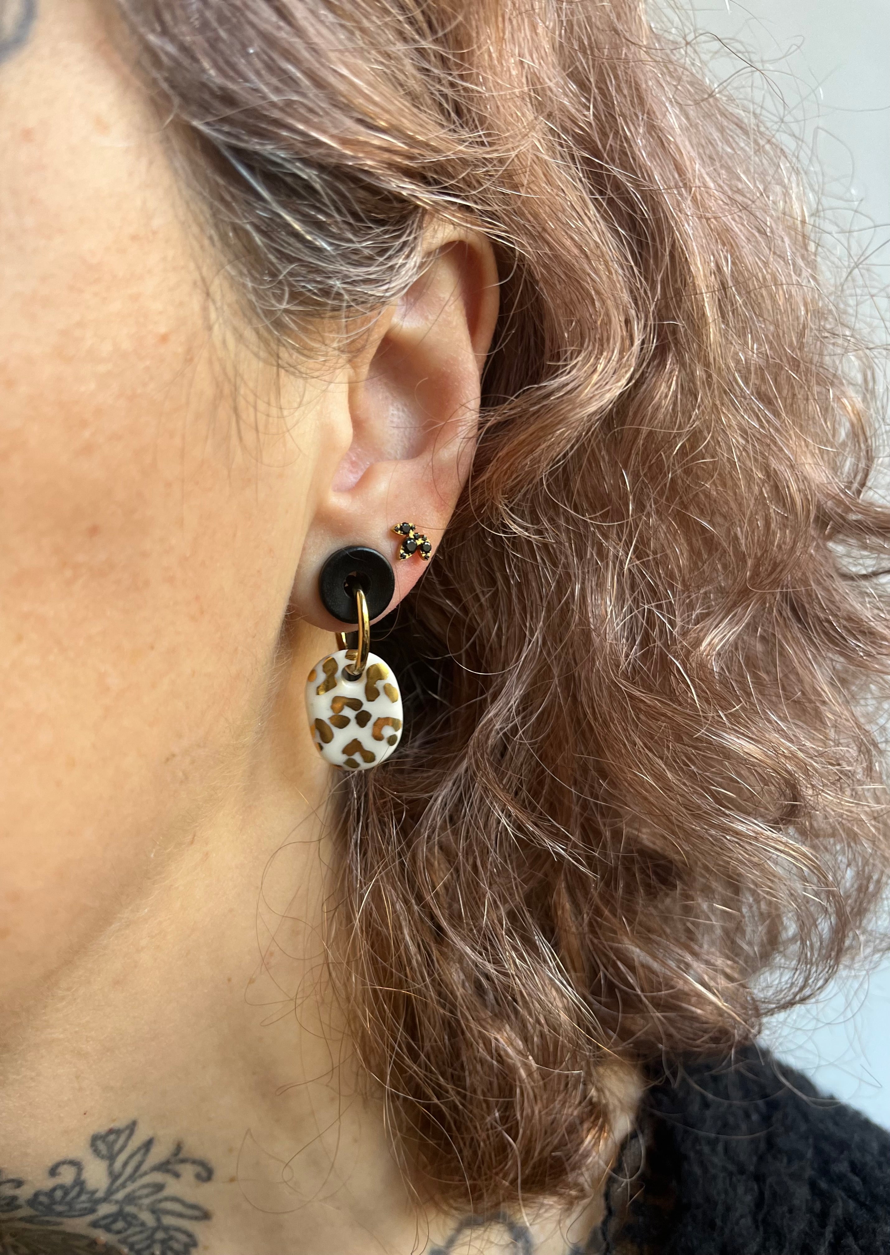 Boucle d'oreille de créatrice français fait main en porcelaine avec motif léopard  en or 