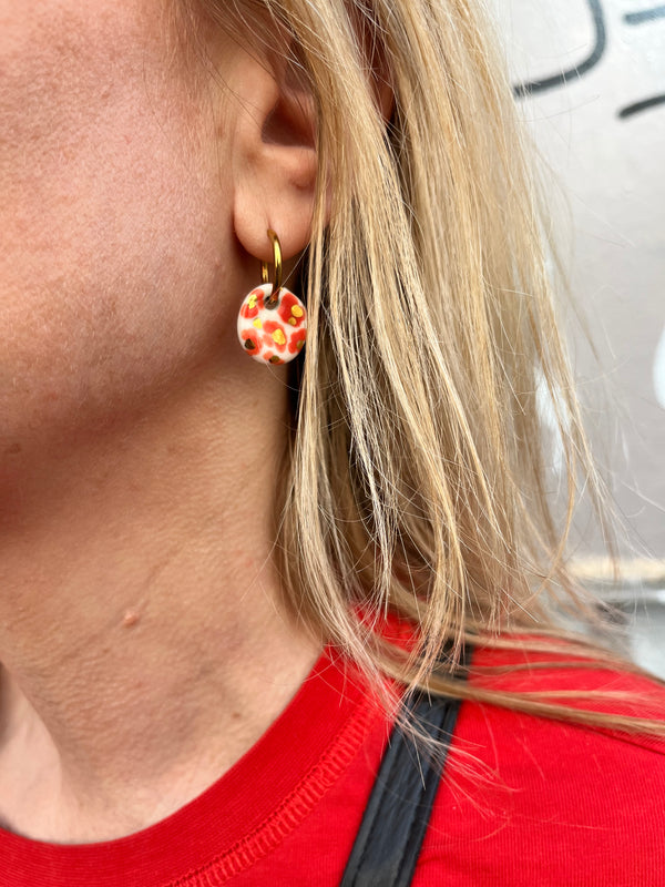 Du motif léopard sur une sublime boucle d’oreille porcelaine rouge et or 