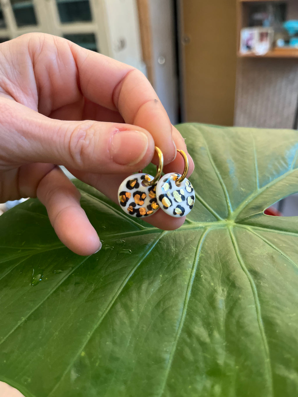 Bijoux fais n porcelaine avec un motif léopards fabriqué à la main et en porcelaine