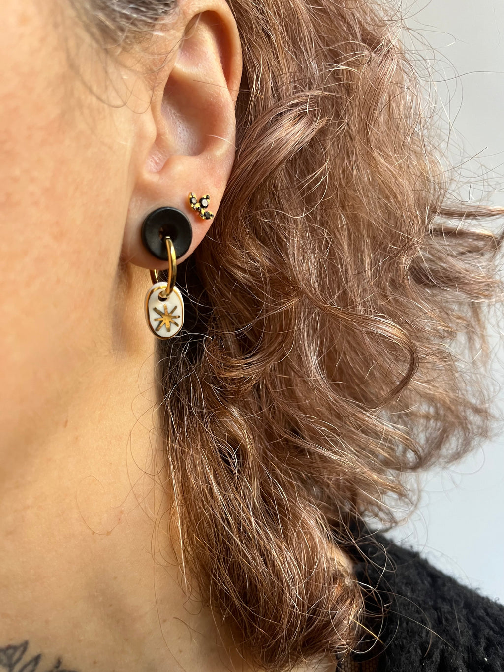 Boucle d'oreille de créatrice faites main avec motif étoile en or en céramique 