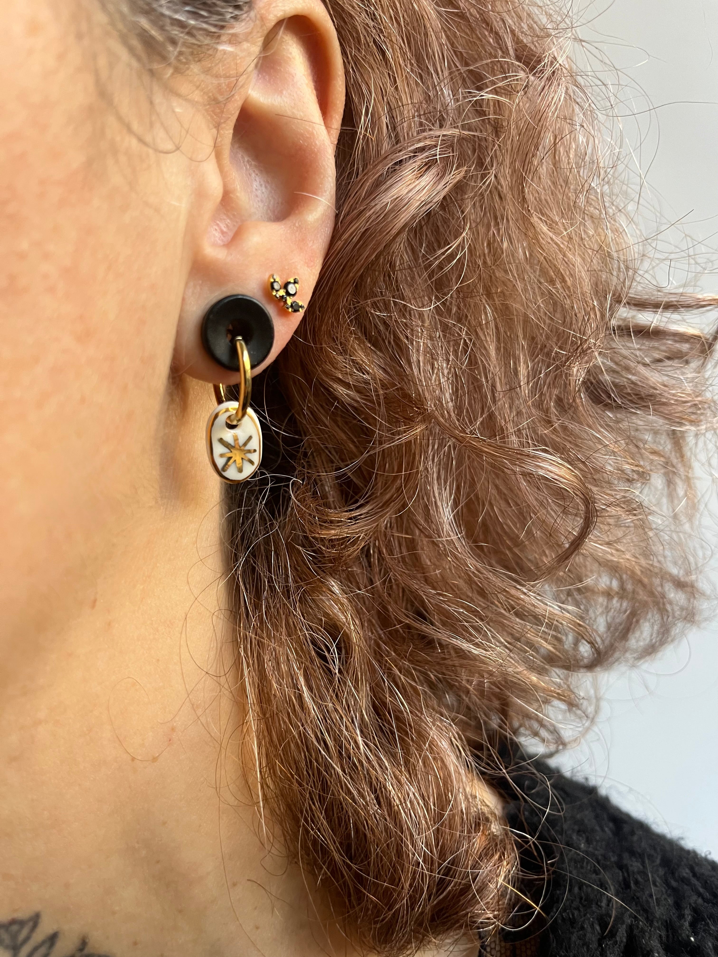 Boucle d'oreille de créatrice faites main avec motif étoile en or en céramique 