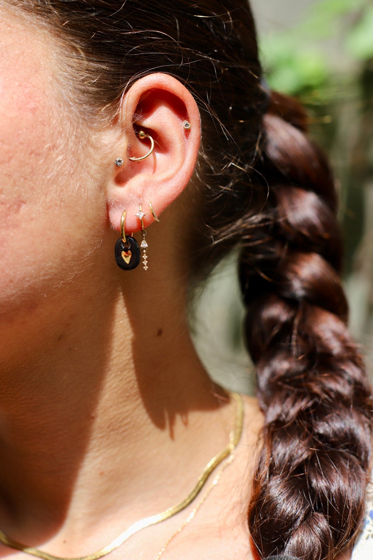 Mini boucle d'oreille en porcelaine faites à la main, avec un coeur en or en guise de motif. Bijoux fait à Lyon artisanalement 