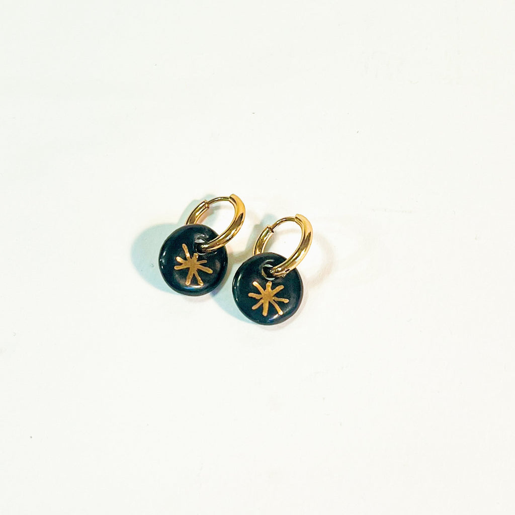 Paire de petites boucles d'oreilles pendantes pour femme en porcelaine noire émaillée avec un motif étoile en or peint à la main