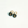 Paire de petites boucles d'oreilles pendantes pour femme en porcelaine noire émaillée avec un motif étoile en or peint à la main