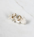 Petites boucles d'oreilles pour femme en porcelaine blanche avec un petit cœur en or peint à la main
