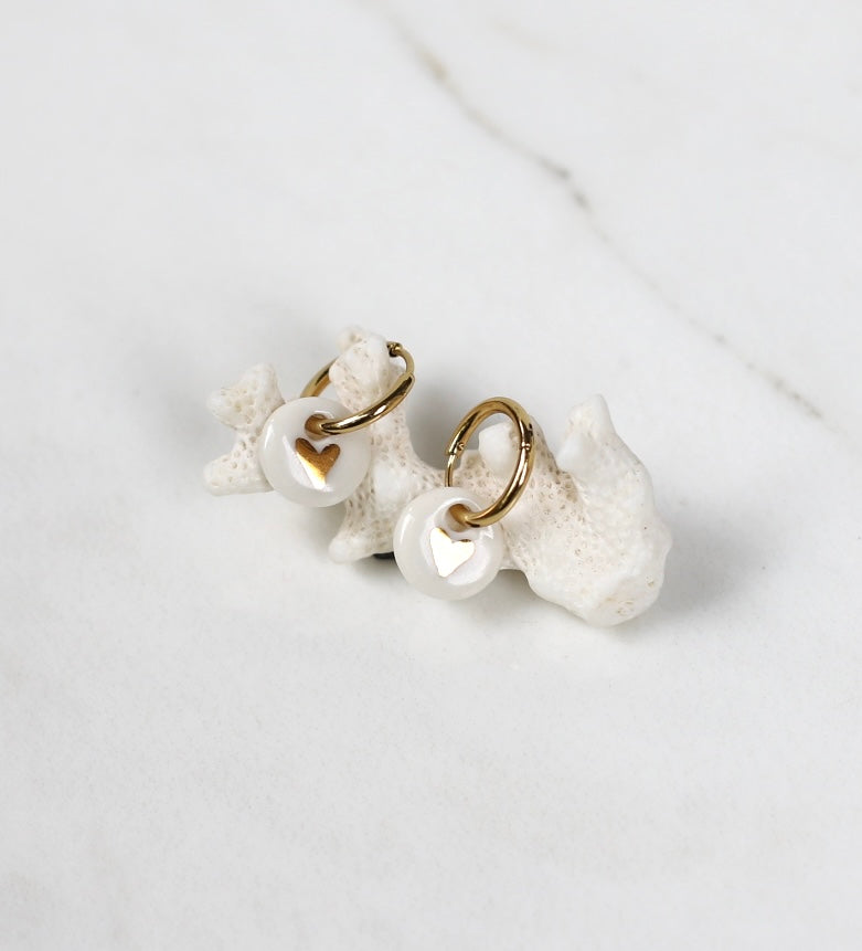 Petites boucles d'oreilles pour femme en porcelaine blanche avec un petit cœur en or peint à la main
