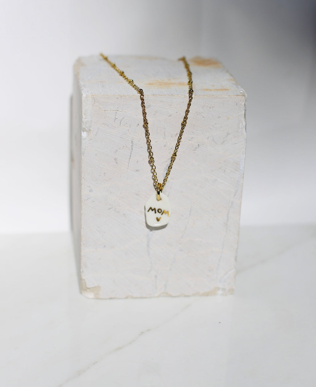 Les MOM c’est WOW , pendentif en porcelaine fait main avec des détails à l'or liquide comme le mot MOM 