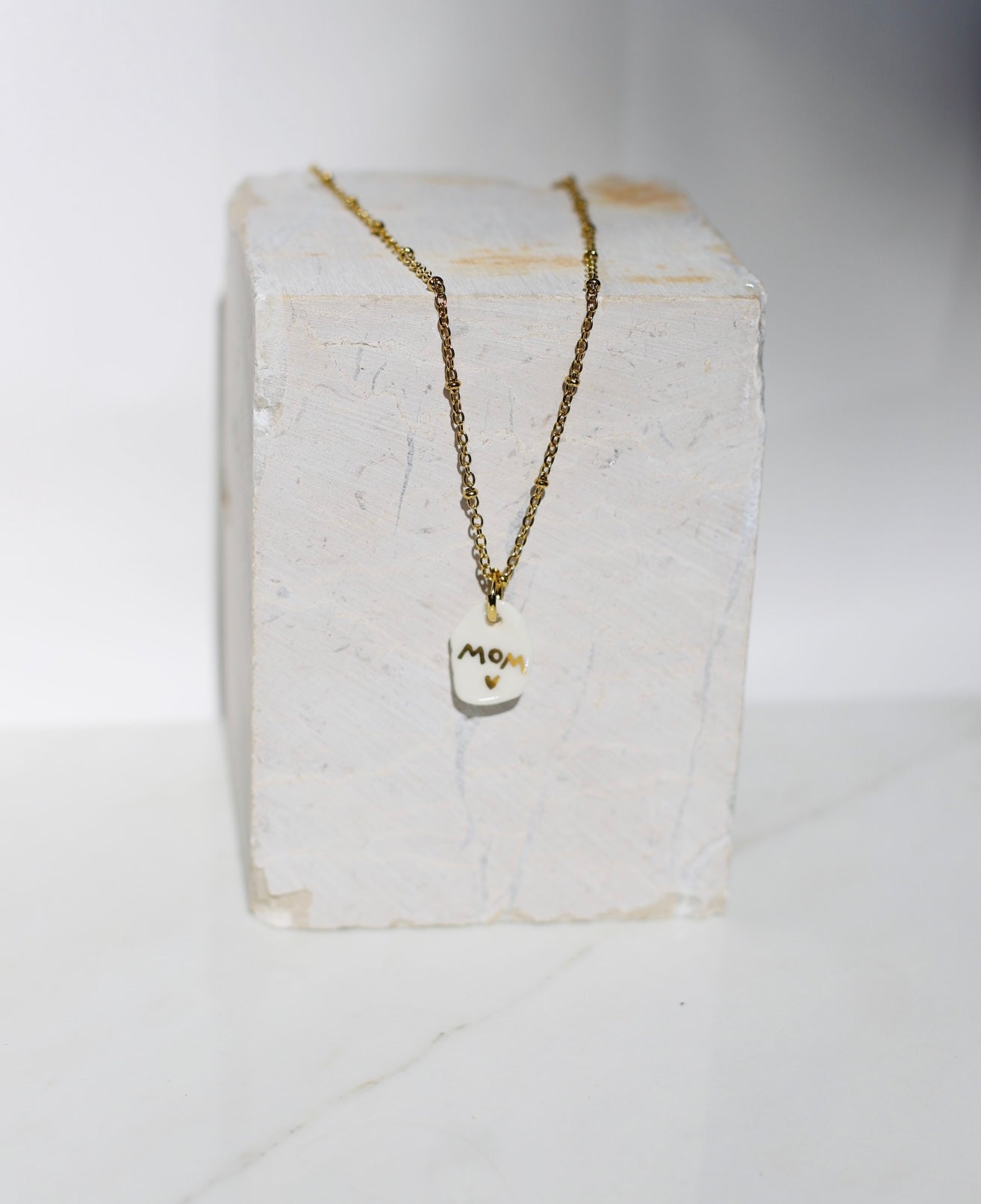 Les MOM c’est WOW , pendentif en porcelaine fait main avec des détails à l'or liquide comme le mot MOM 